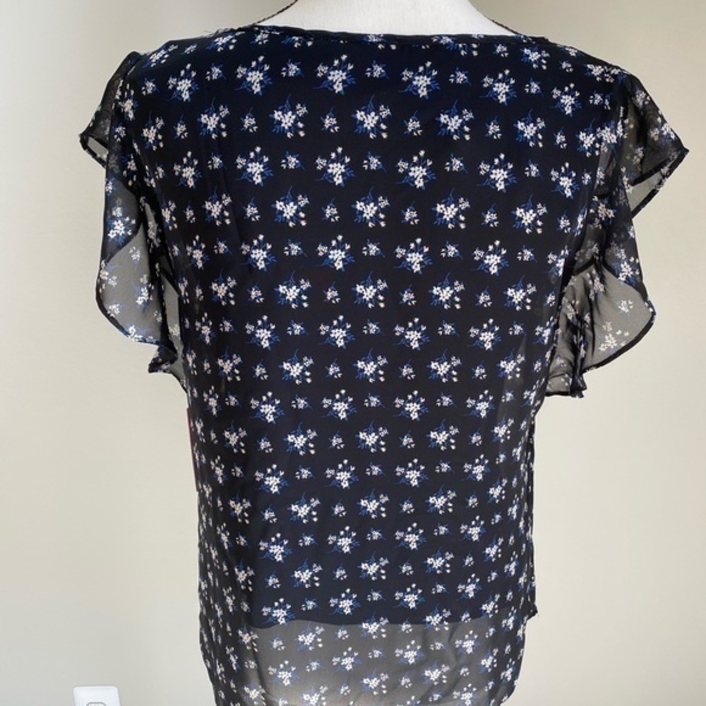 NWT Vince Camuto Floral Flutter Sleeve Blouse S - Picture 3 of 6
